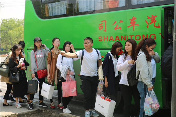 6.同学们准备登车.jpg