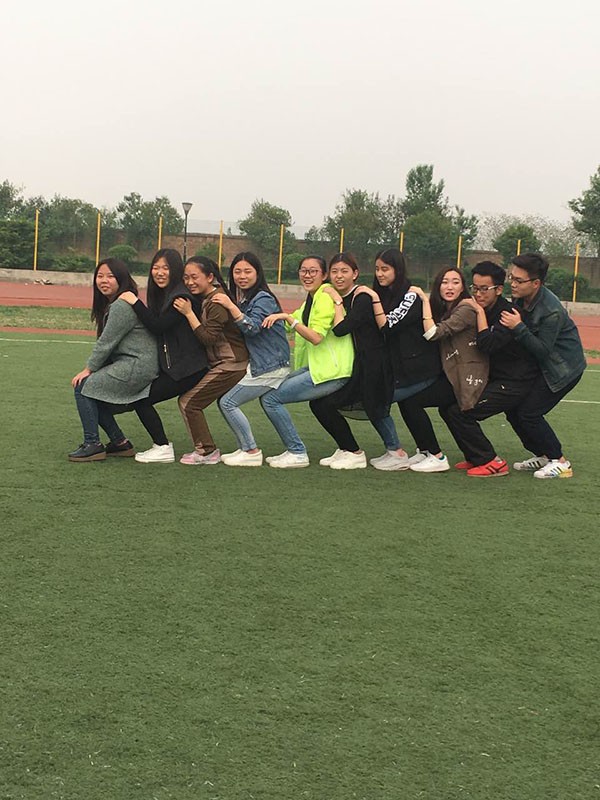 1.人椅游戏.jpg 1.人椅游戏.jpg