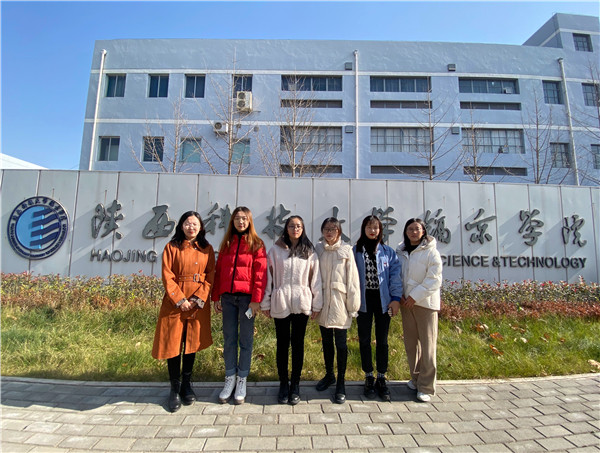 校门口合影.jpg 校门口合影.jpg