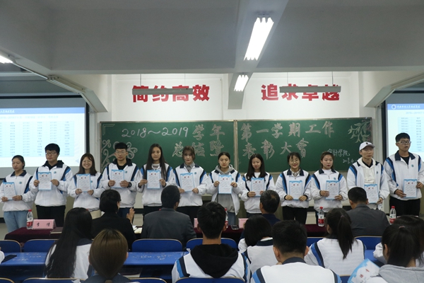 4.获奖员工接受表彰.jpg