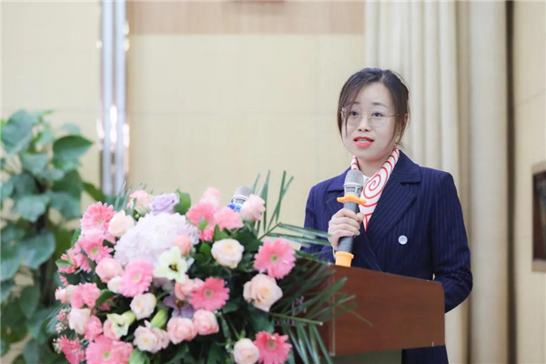 3高校专家主旨演讲由西安工商学院商学院教学副经理李亚荣主持.jpg 3高校专家主旨演讲由西安工商学院商学院教学副经理李亚荣主持.jpg