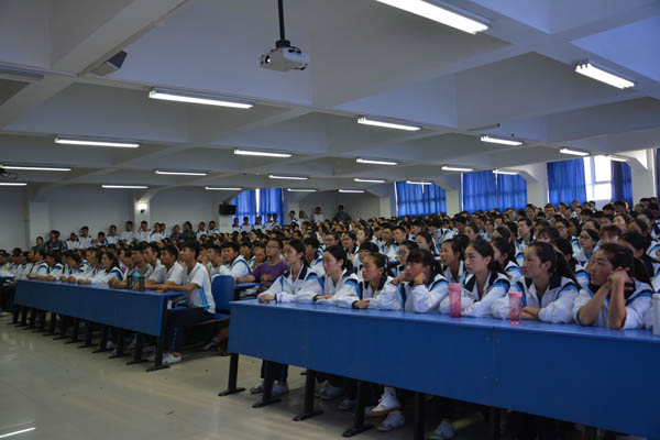 3-员工认真聆听.JPG 3-员工认真聆听.JPG
