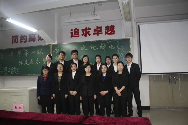 太阳成集团tyc122cc2015级全体老师合影.JPG 太阳成集团tyc122cc2015级全体老师合影.JPG