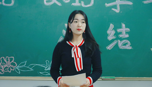 2.李倩老师宣读获奖名单_副本.jpg