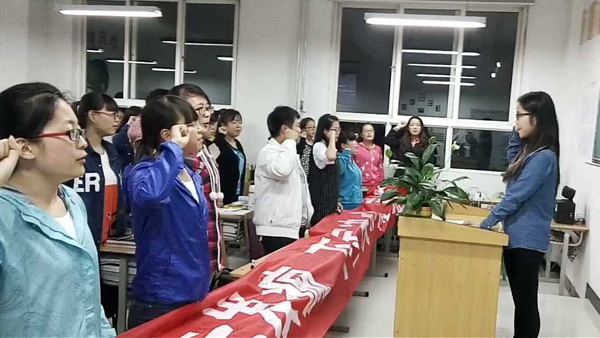 8-辅导员带领全班宣誓.jpg 8-辅导员带领全班宣誓.jpg
