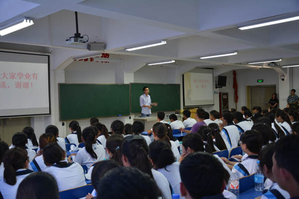 1-赵卓老师主持大会.JPG 1-赵卓老师主持大会.JPG