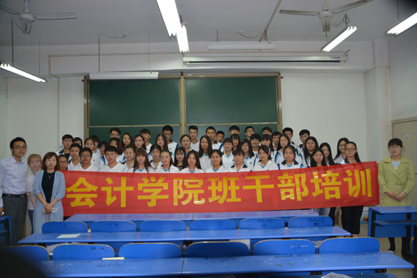 7.学院领导与学员合影留念.JPG 7.学院领导与学员合影留念.JPG