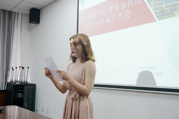 2.社长王梦瑶同学宣布社团成立.jpg
