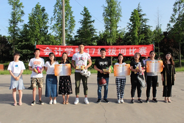 5王颖、高凤老师颁奖.jpg