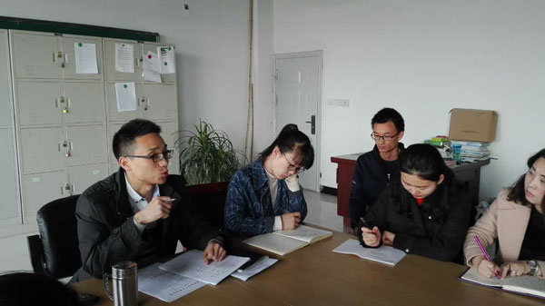 赵老师仔细讲解.jpg 赵老师仔细讲解.jpg