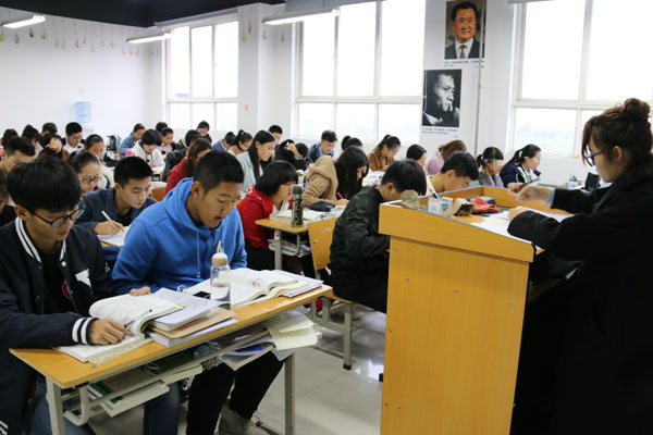 1.辅导员与员工共同学习.JPG 1.辅导员与员工共同学习.JPG