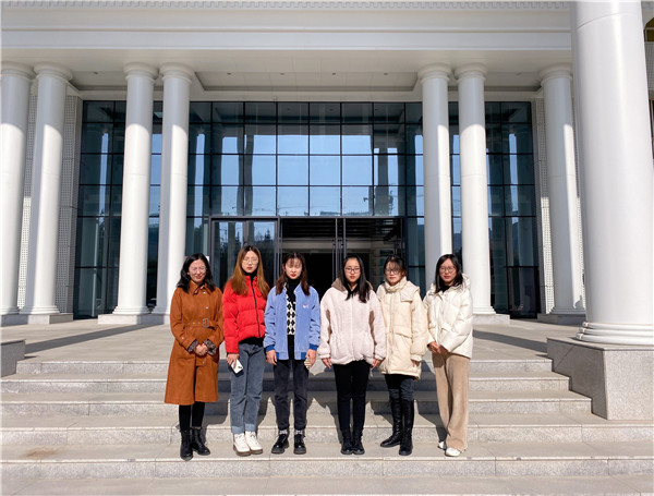 教学楼大厅合影.jpg 教学楼大厅合影.jpg